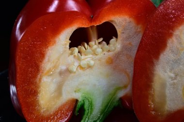 Açık arkaplanda taze dolma biber, yakın görüş.