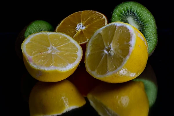 Siyah Arkaplanda Meyvelerin Görünümünü Kapat — Stok fotoğraf