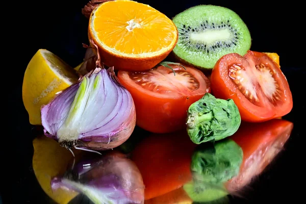 Vue Rapprochée Des Fruits Légumes Sur Fond Noir — Photo