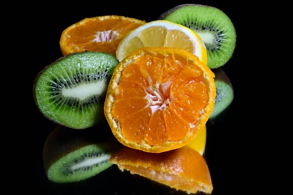 Siyah Arkaplanda Meyvelerin Görünümünü Kapat — Stok fotoğraf