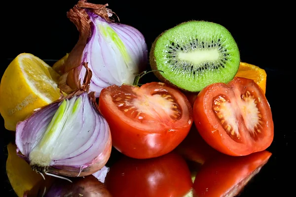 Vue Rapprochée Des Fruits Légumes Sur Fond Noir — Photo