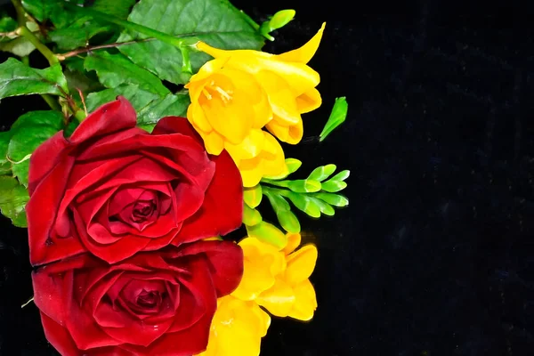 Ramo Hermosas Flores Sobre Fondo Oscuro Concepto Verano Vista Cercana — Foto de Stock