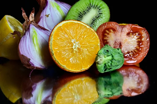 Siyah Arkaplanda Meyve Sebze Manzarasını Kapat — Stok fotoğraf