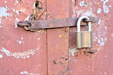  Kapıda asma kilit var.