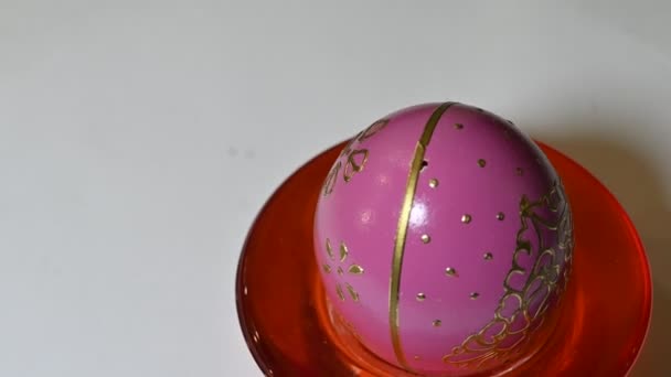 Piatto Con Decorativo Dipinto Uovo Pasqua Sfondo Chiaro Vista Vicino — Video Stock