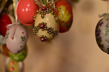 Dekoratif boyanmış paskalya yumurtaları. Arka planda bulanık dallar, yakın görüş, mutlu paskalya konsepti. 