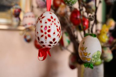 Dekoratif boyanmış paskalya yumurtaları. Arka planda bulanık dallar, yakın görüş, mutlu paskalya konsepti. 