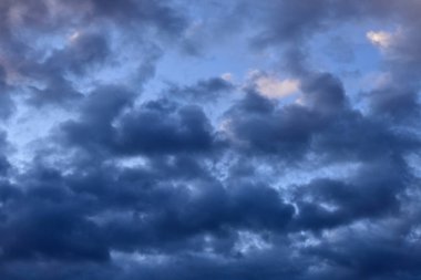 Mavi yaz gökyüzünde gri kabarık bulutlar 