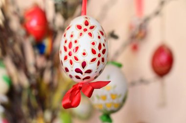 Dekoratif boyanmış paskalya yumurtaları. Arka planda bulanık dallar, yakın görüş, mutlu paskalya konsepti. 