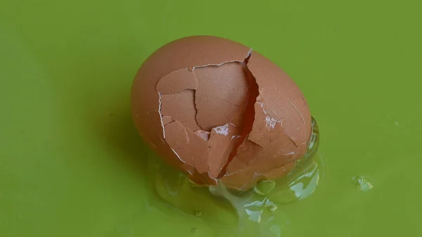Yeşil Arka Planda Kırılmış Tavuk Yumurtası Yakın Görüş — Stok fotoğraf
