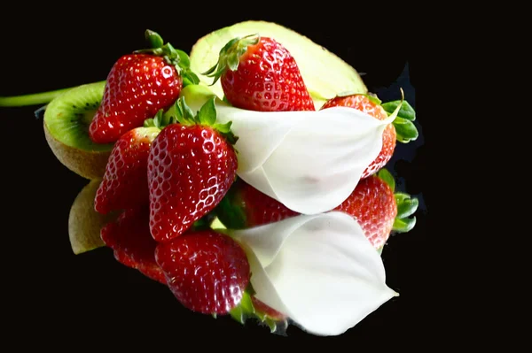 Serie Frutti Tropicali Esotici Maturi Con Fiore Calla Sfondo Nero — Foto Stock