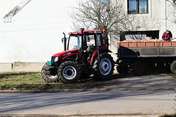 Régi Traktor Városban — Stock Fotó