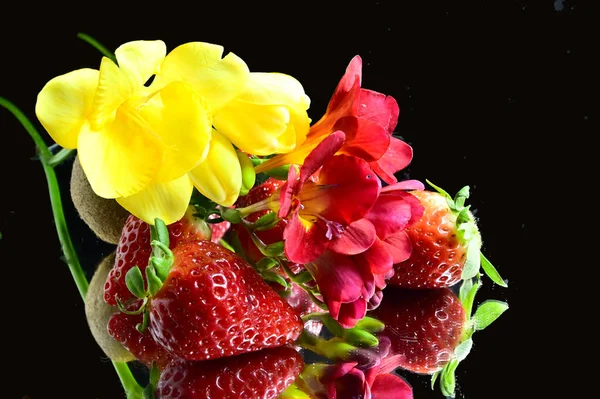 Conjunto Frutas Tropicais Exóticas Maduras Com Flores Fundo Preto Conceito — Fotografia de Stock