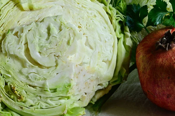 Frischer Reifer Chinakohl Mit Granatapfel Auf Hellem Hintergrund Nahaufnahme — Stockfoto