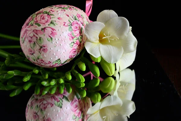 Decorativo Dipinto Uovo Pasqua Con Fiori Sfondo Scuro Vista Vicino — Foto Stock