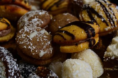 Koyu arkaplanda asabi tatlı kurabiyeler, yakın görüş. 