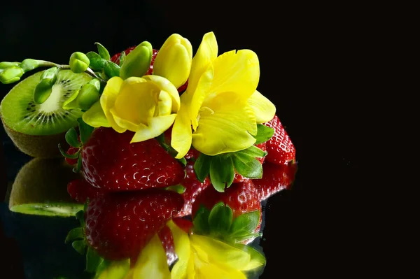 Conjunto Frutas Tropicais Exóticas Maduras Com Flores Fundo Preto Conceito — Fotografia de Stock