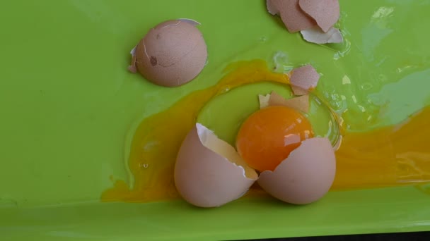Yeşil Arka Planda Kırılmış Tavuk Yumurtası Yakın Görüş — Stok video