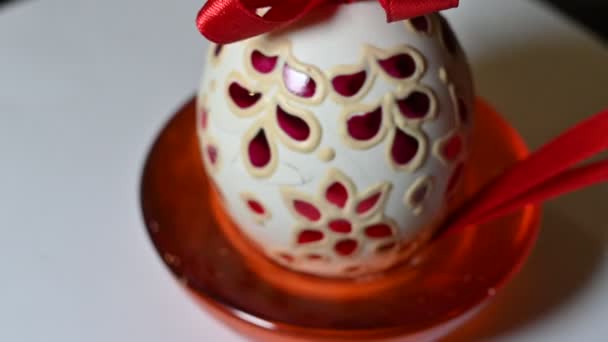 Тарелка Декоративной Окрашенные Пасхальные Яйца Светлом Фоне Близкий Вид Счастливая — стоковое видео