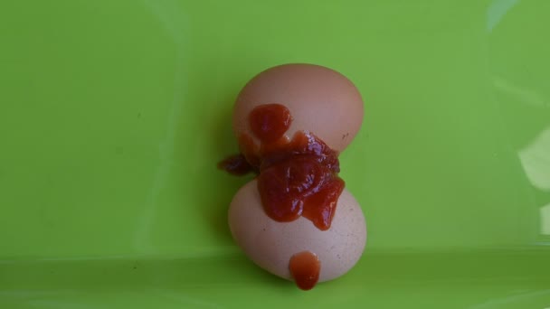Salsa Tomate Goteando Los Huevos Tazón Verde Vista Cercana — Vídeo de stock