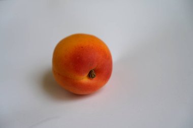 Beyaz arka planda izole edilmiş olgun kayısı, yaz konsepti, yakın görüş  