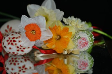 Karanlık arka planda çiçekli dekoratif Paskalya yumurtaları, yakın görüş, mutlu paskalya konsepti 