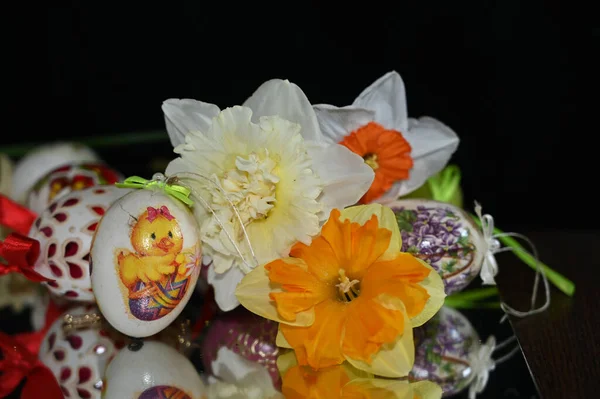 Decorativo Dipinto Uova Pasqua Con Fiori Sfondo Scuro Vista Vicino — Foto Stock