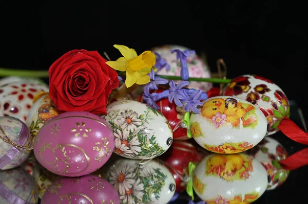 Декоративные Окрашенные Пасхальные Яйца Цветами Темном Фоне Близкий Вид Счастливая — стоковое фото