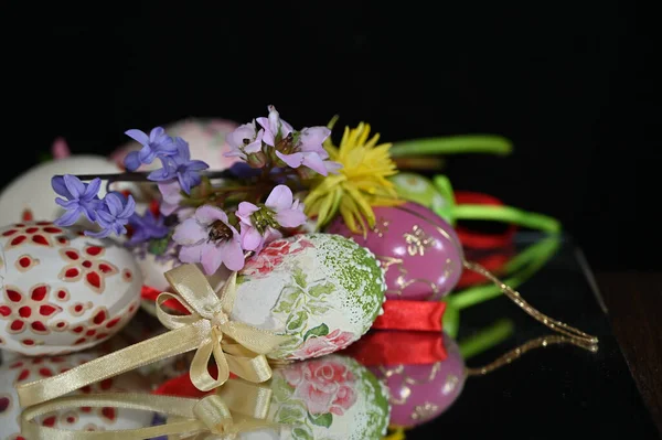 Dekorativa Målade Påskägg Med Blommor Mörk Bakgrund Närbild Glad Påsk — Stockfoto