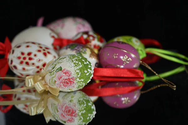 色彩艳丽的彩绘彩蛋 花朵深色背景 心情愉快的东方概念 — 图库照片