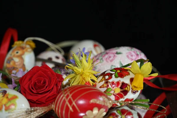 Ovos Páscoa Pintados Decorativos Com Flores Fundo Escuro Vista Próxima — Fotografia de Stock