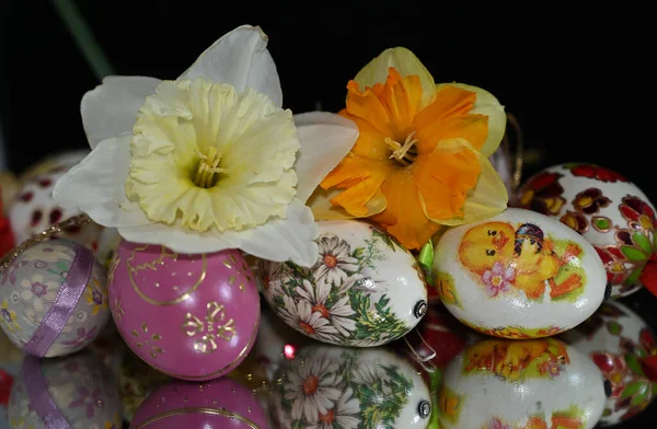 Huevos Pascua Pintados Decorativos Con Flores Sobre Fondo Oscuro Vista —  Fotos de Stock