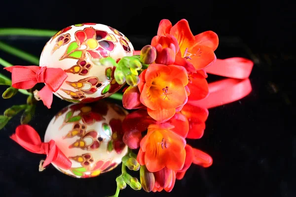 色彩艳丽的彩绘彩蛋 花朵深色背景 心情愉快的东方概念 — 图库照片