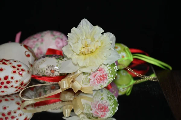 Декоративные Окрашенные Пасхальные Яйца Цветком Темном Фоне Близкий Вид Счастливая — стоковое фото