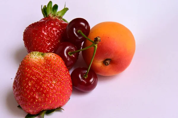 Nahaufnahme Von Reifen Aprikosen Mit Erdbeeren Und Kirschen Isoliert Auf — Stockfoto