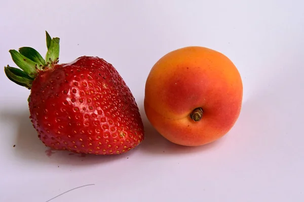 Gros Plan Abricot Mûr Avec Fraise Isolé Sur Fond Blanc — Photo