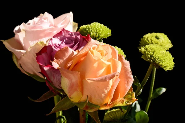 Ramo Hermosas Flores Sobre Fondo Oscuro Concepto Verano Vista Cercana — Foto de Stock