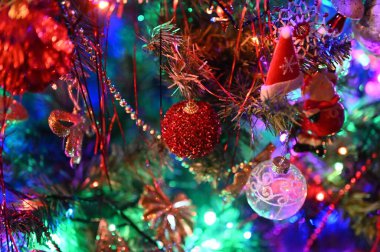 Yeni yılı kutlamak için Noel süslemeleri.