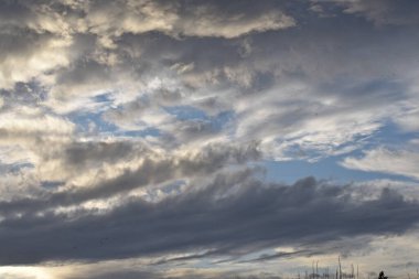 Mavi yaz gökyüzünde beyaz kabarık bulutlar 