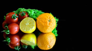 Siyah arkaplanda meyve ve sebze manzarasını kapat