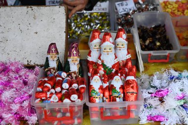 Şekerci dükkanlarında çeşitli Noel şekerlemeleri ve tatlılar