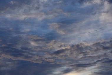 Mavi yaz gökyüzünde beyaz kabarık bulutlar 