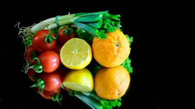 Siyah arkaplanda meyve ve sebze manzarasını kapat