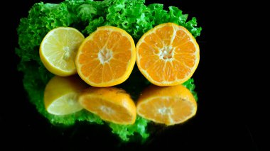 Siyah arkaplanda meyvelerin görünümünü kapat