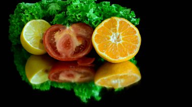 Taze limon, salata, domates ve portakal. sağlıklı yaşam tarzı kavramı.