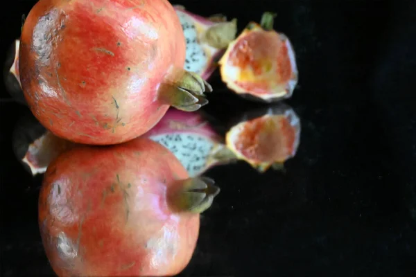 Färsk Mogen Röd Granatäpple Med Pitahaya Mörk Bakgrund Närvy Hälsosam — Stockfoto