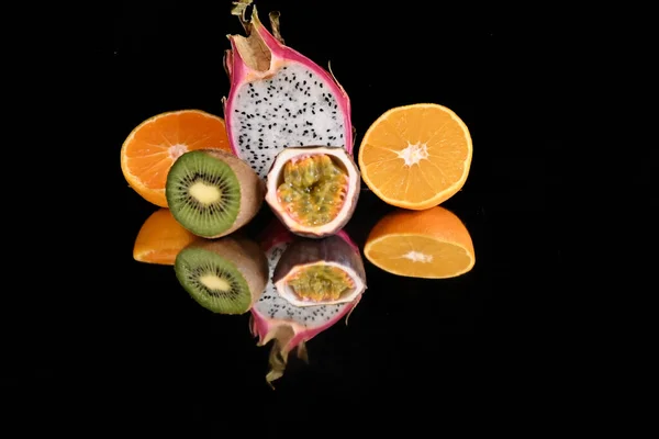 Ensemble Fruits Tropicaux Exotiques Mûrs Sur Fond Noir Concept Alimentation — Photo