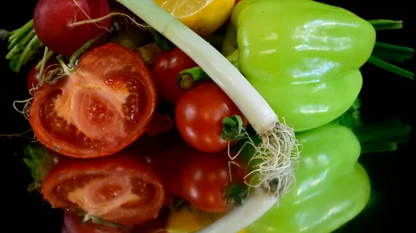 Nahaufnahme Von Obst Und Gemüse Auf Schwarzem Hintergrund — Stockfoto