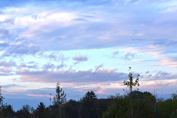 Paisagem Belo Céu Verão Com Nuvens Árvores — Fotografia de Stock