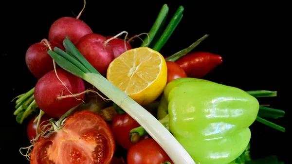 Vue Rapprochée Des Fruits Légumes Sur Fond Noir — Photo
